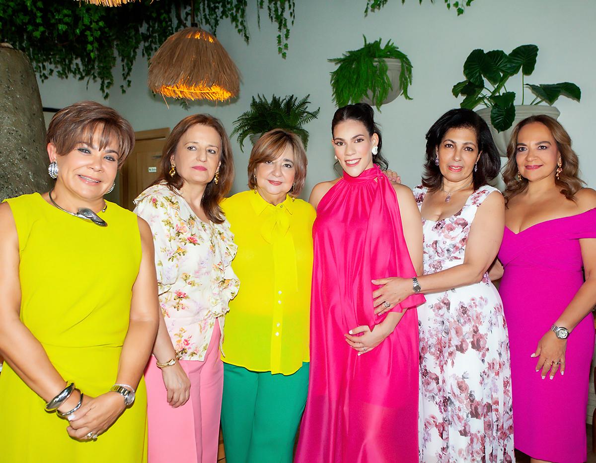Pamela Vaquero, Raymunda Maalouf, Idis Kafati, la homenajeada Daniela Kafati de López, Sandra Kafati y María Elena López.