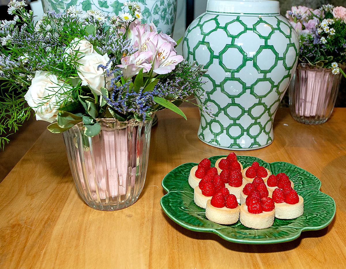 Deliciosos postres fueron servidos para las invitadas al baby shower de Daniela de López.