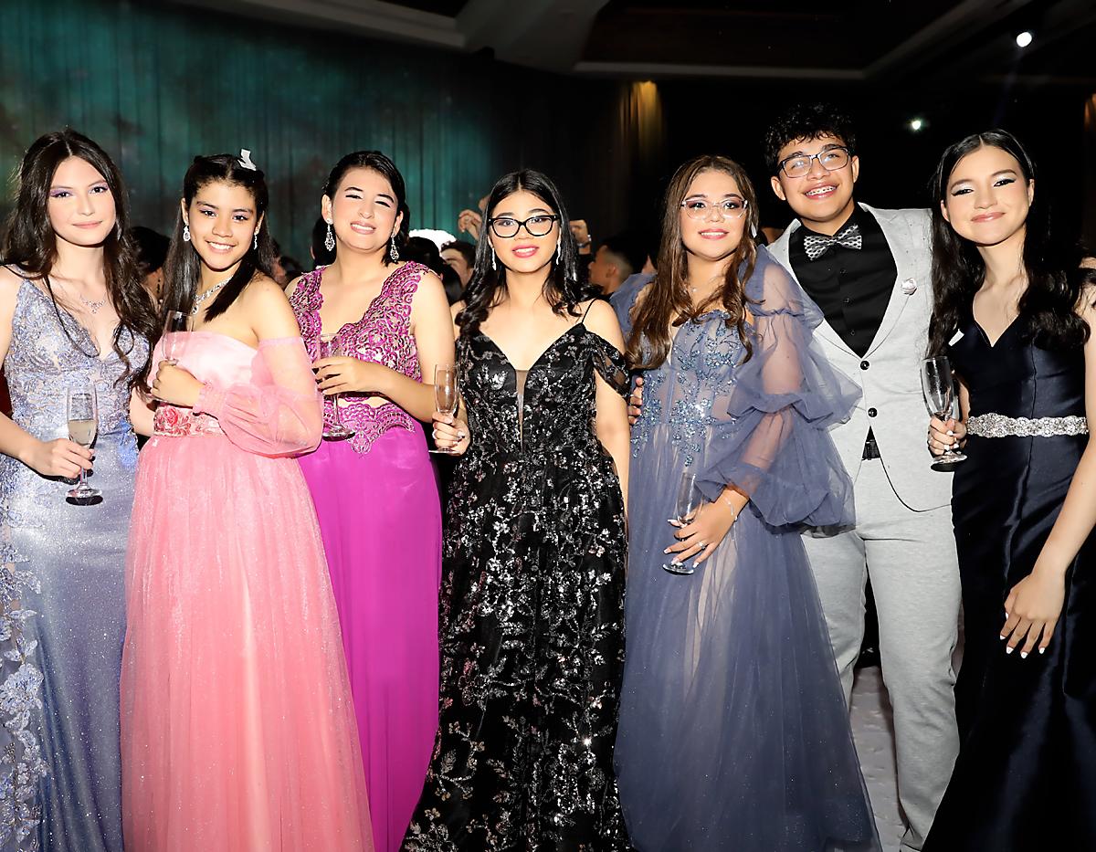 Lesly Munguía, Sofía Amaya, Sara Carías, Ana Rubio, Liliam Ramos, Kevin Samayoa y Ana Ruth Herrera