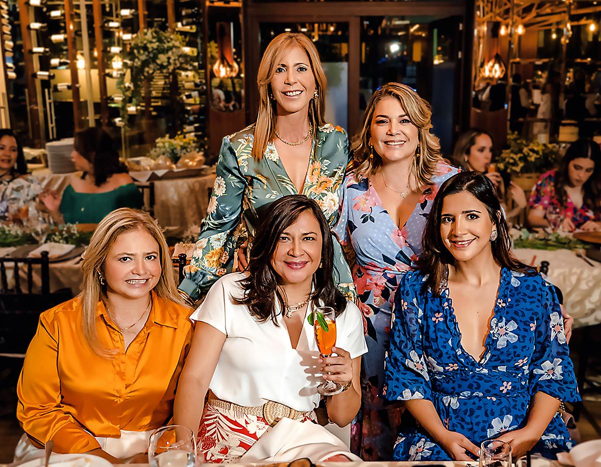 Mary Faraj, Mayte Ewens, Vilma Arocha, Edith Arita y Julinne Faraj.
