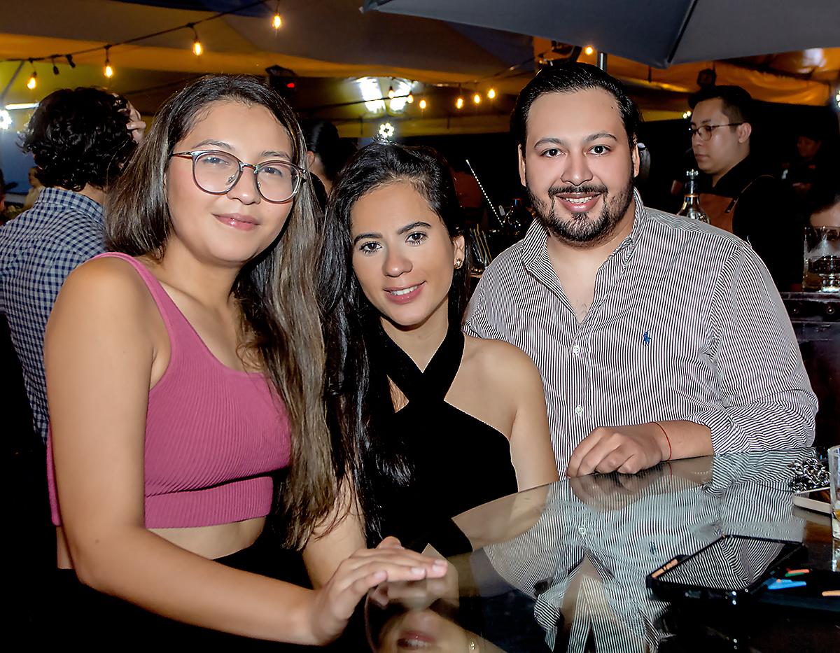 Claudia Aparicio, Victoria Ramírez y Leroy Arguijo