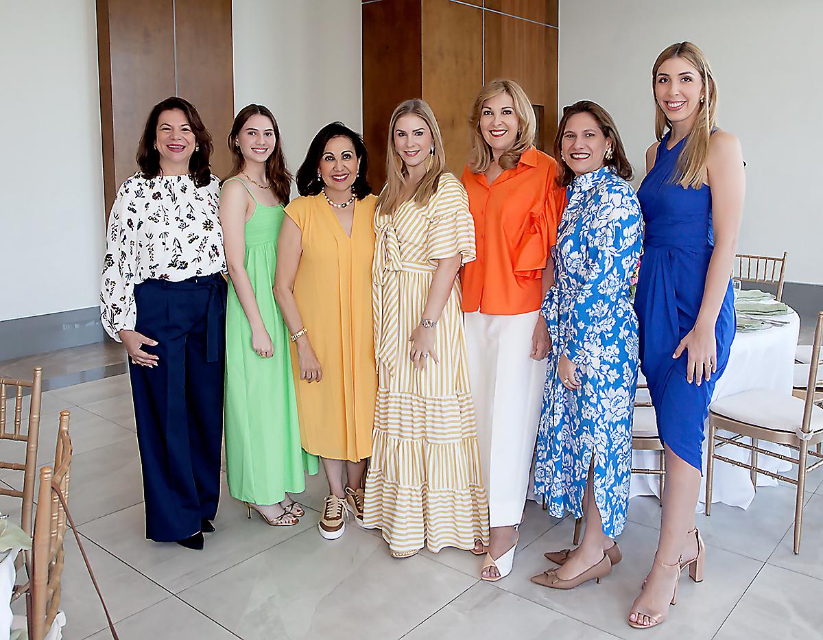 Mildred y Elena Handal con Carolina Canahuati, Zobeida Alemán, Zobeida Saybe, Elena Handal y Sheila Saybe.