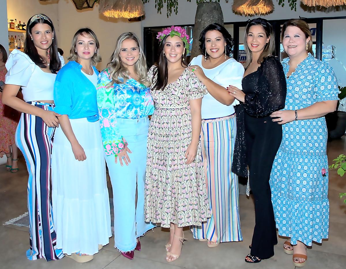 Mery López, Miriam Valle, Bella Umaña, Giselle Ferez, Karla Delgado, Cristhianne Estrada y Melina Valladares.