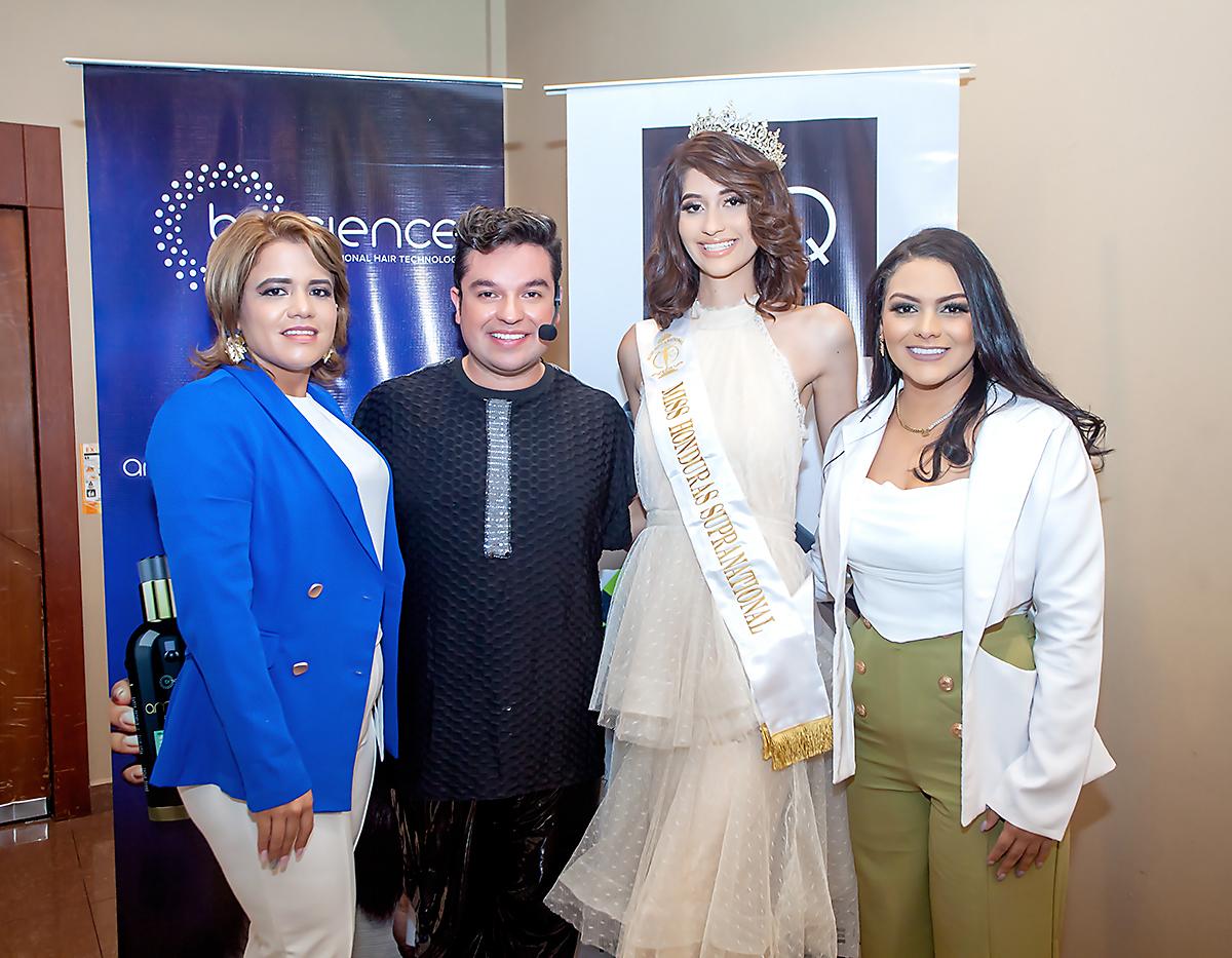 El salón La Terraza de hotel Copantl fue el escenario perfecto para celebrar junto al famoso fashion producer colombiano Alejandro López el taller “Técnicas de liso Perfecto orgánico”. En la foto: Norma Navarrete, Alejandro López Rivera, Stephanie Morel y Laura Izaguirre, gerente de M/Q Professional.