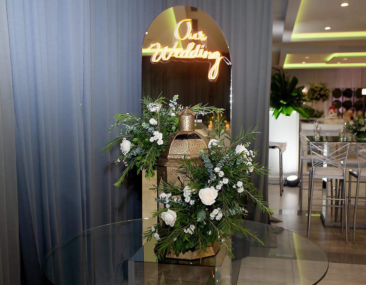 El baúl de los obsequios fue adornado con delicadas flores.