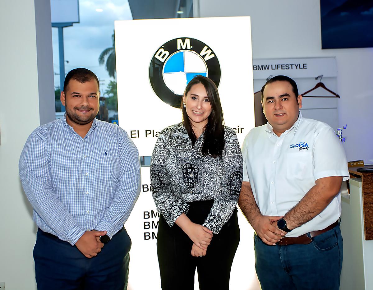 Gustavo Chávez, Brenda Alvarado, jefe comercial de Excel y Jared Calderón, jefe de eventos Grupo Opsa.