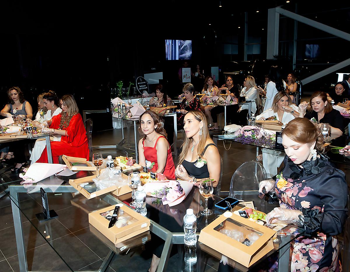 Las invitadas vivieron una agradable experiencia entre la elaboración de arreglos florales y armar una tabla de jamones y quesos.