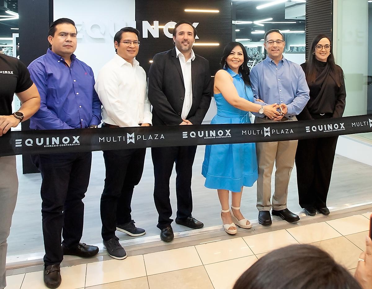 Noé Alvarado, Alex Gonzáles, Gustavo Arias, Mariela y JeffShinal con Claudette Kattán, durante el corte de cinta inaugural.