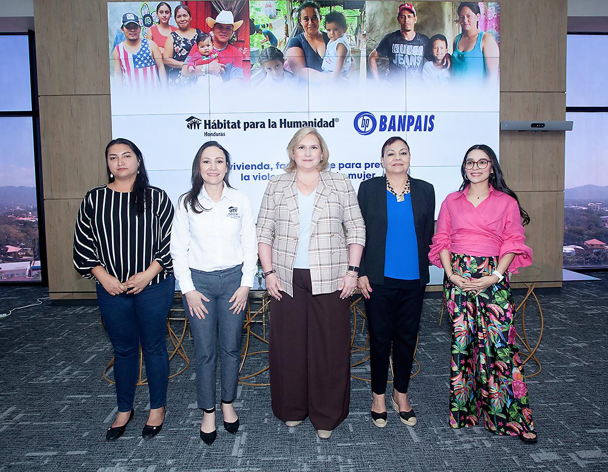 Banpaís y Hábitat para la Humanidad realizaron una conferencia de prensa en la Torre Banpaís con el tema “La vivienda, factor clave para prevenir la violencia de género”. Durante el evento, se destacó cómo el acceso a una vivienda digna puede reducir la vulnerabilidad de las mujeres, especialmente de aquellas que son jefas de hogar. Panelistas de diversas áreas expusieron sobre la importancia del acceso al financiamiento, la vivienda como derecho humano y su impacto en la salud y el empoderamiento económico. Esta iniciativa busca ofrecer soluciones integrales para mejorar la calidad de vida de las mujeres hondureñas. En la foto: Mercy Ayala, coordinadora del área de investigación y DDHH de ERIC; Martha Guillén, directora ejecutiva de Hábitat para la Humanidad; María del Rosario Selman-Housein, presidenta Grupo Financiero del País; Isbela Orellana, socióloga y miembro de la Comisión de Fiscalización Hábitat Honduras y Liza Molina, gerente Grupo Menarini Honduras.
