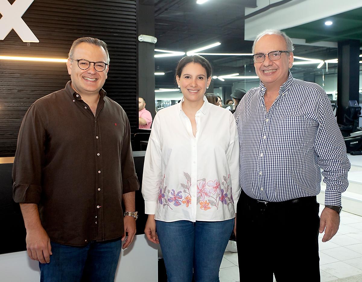 Leo Castellón, Michelle Canahuti y Víctor Kawas.