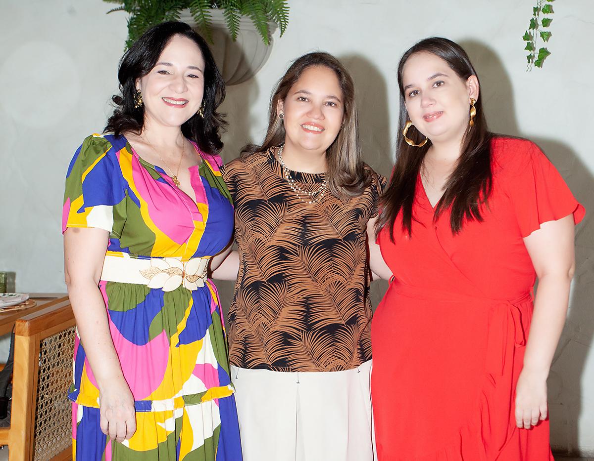 Monserrat Nacher con Cinthia y Jane Beall.