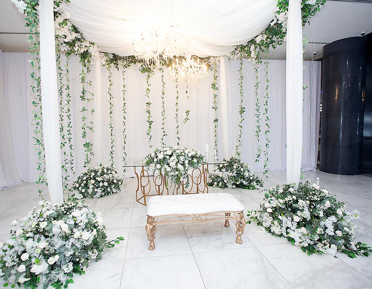 Pérgola diseñada especialmente para la bodaeclesiástica.