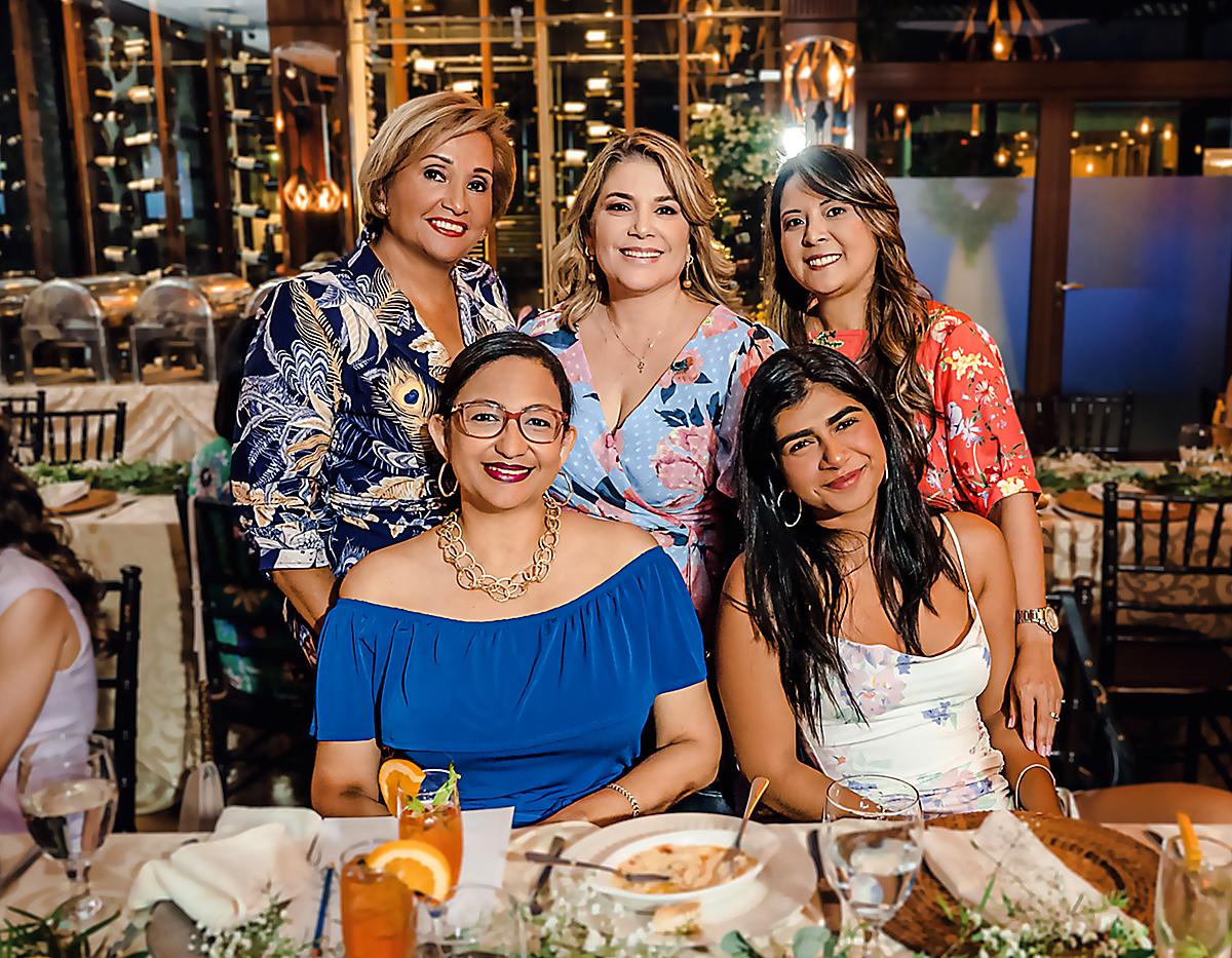 Edna Coello, Mayte Ewens, Glenda Linares, Irene Lanza y Nishme Jeer.