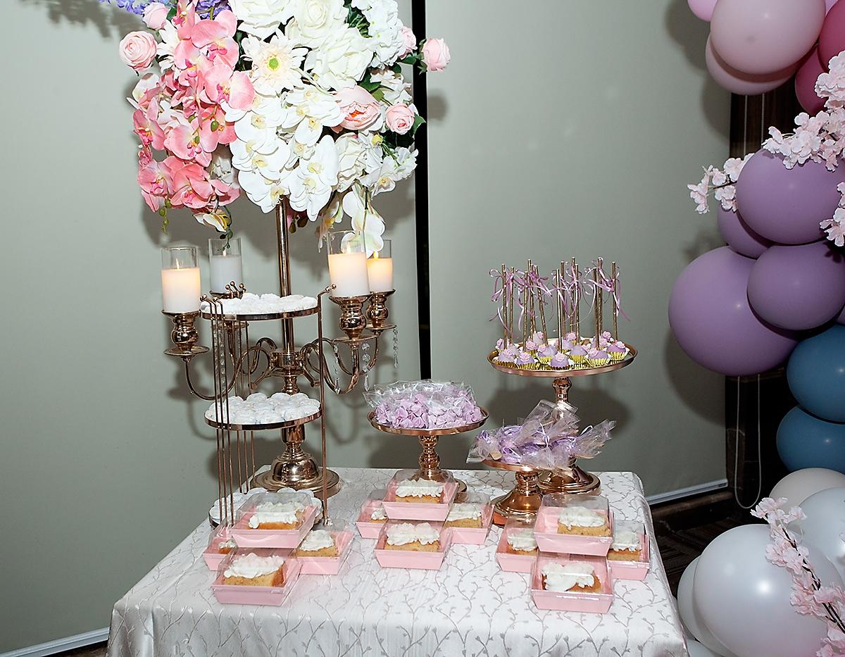 La estación de postres está delicadamente decorada.