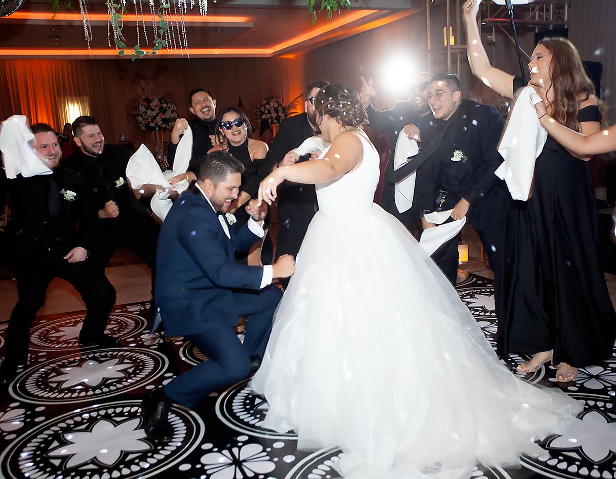 Andrea Paola y Juan Andrés bailan la coreografía junto a sus amigos.