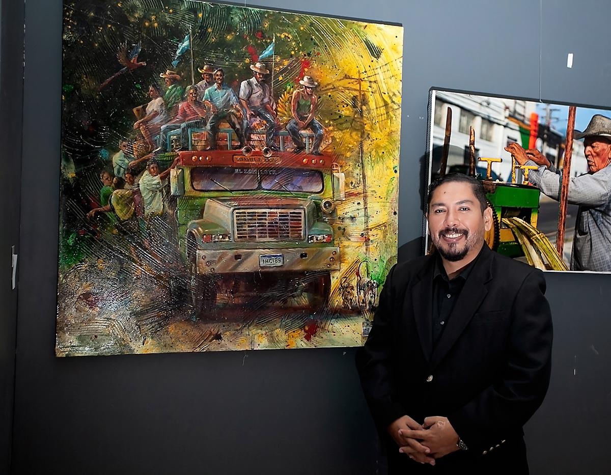Román Murillo, junto a su obra.