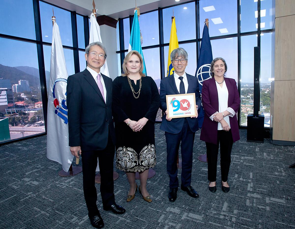 El Excelentísimo Señor: Nakai Kazuhiro, Embajador de Japón, Sra. María del Rosario Selman-Housein, Presidenta Ejecutiva de Banpaís, Sr. Atsunori Kadoya, representante residente de JICA y Sra. Kinnon Scott, representante de país del Banco Mundial.