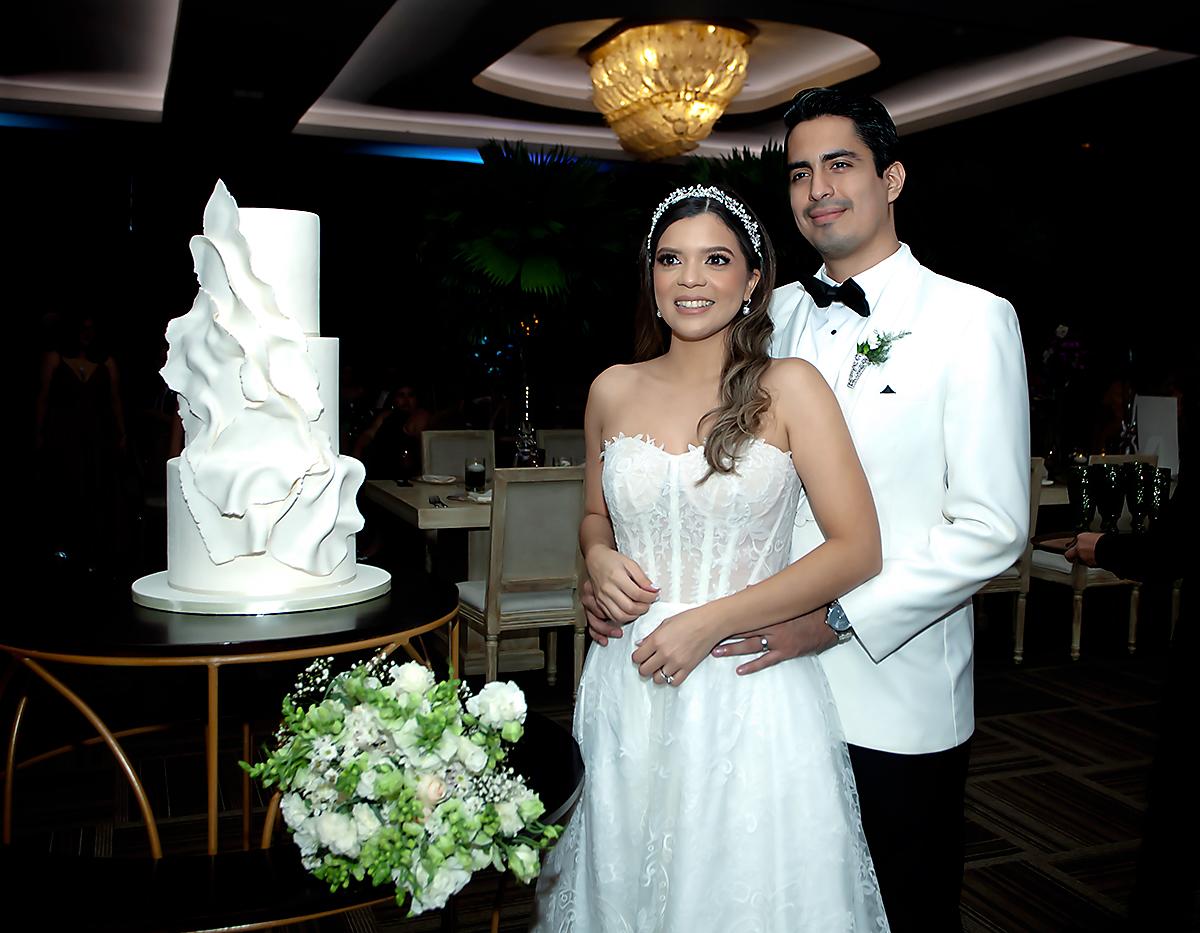 Los recién casados: Carlos Valladares y Michelle Romero, junto a su pastel de boda, elaborado por los expertos de Signature Cake.