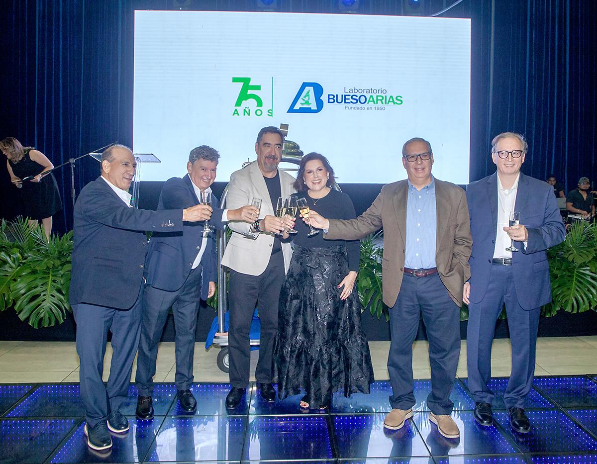 Los hermanos Bueso Hernández: Abraham y Rodolfo Bueso, Juan Férez, Ana Clemencia Bueso de Férez con Jorge y Eduardo Bueso.