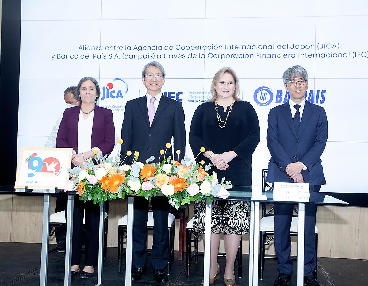 Sra. Kinnon Scott, representante de país del Banco Mundial; el Excelentísimo Señor: Nakai Kazuhiro, Embajador de Japón; Sra. María del Rosario Selman-Housein, Presidenta Ejecutiva de Banpaís y Sr. Atsunori Kadoya, representante residente de JICA.