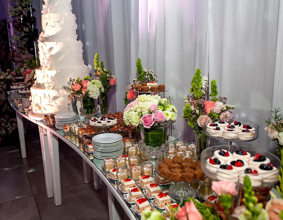 Variedad de postres fueron dispuestos para el banquete nupcial. estación de carajillos de diferentes sabores.