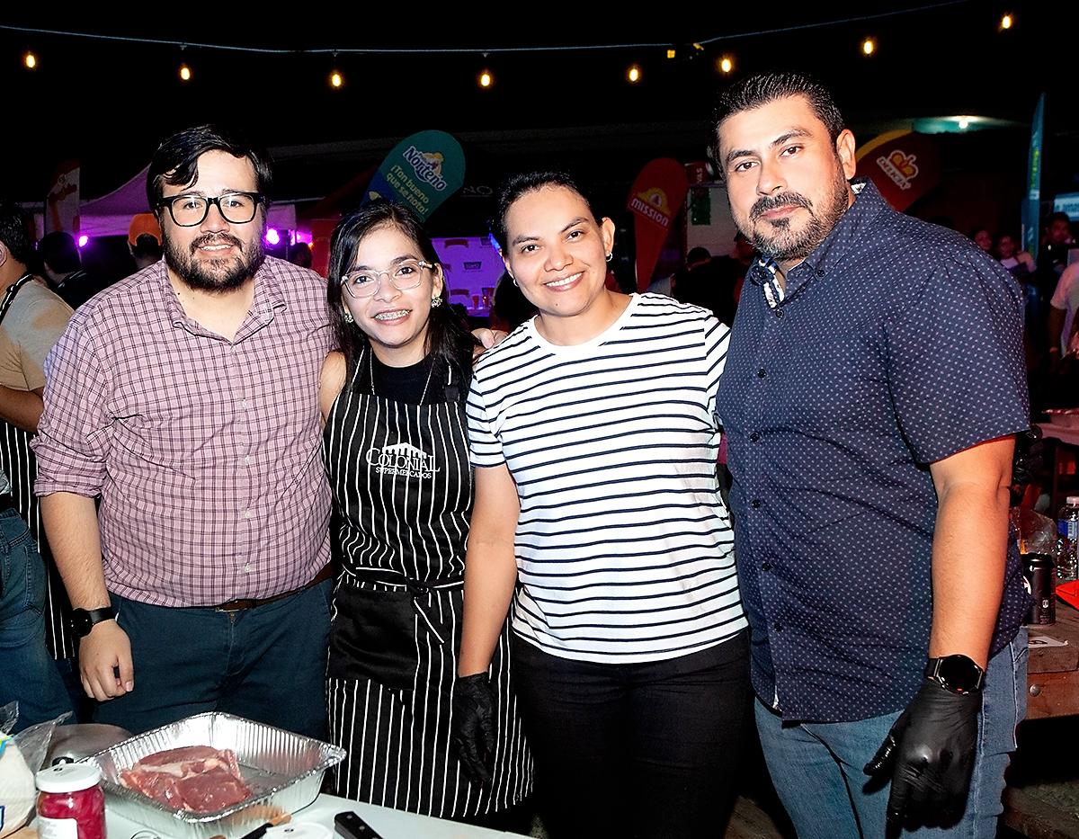 Pareja de amigos se unieron para competir en el Grilling Challenge del Colonial.