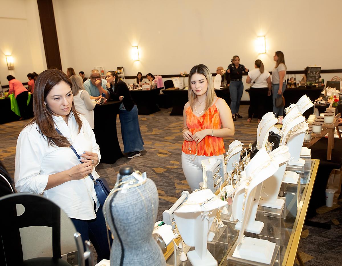 Artículos para el hogar, accesorios, productos artesanales, piezas bordadas a mano, velas, prestigiosas marcas de joyas, postres gourmet, ropa de niños y vestidos para damas, fueron algunos de los productos expuestos durante esa alegre mañana y tarde de domingo. . 