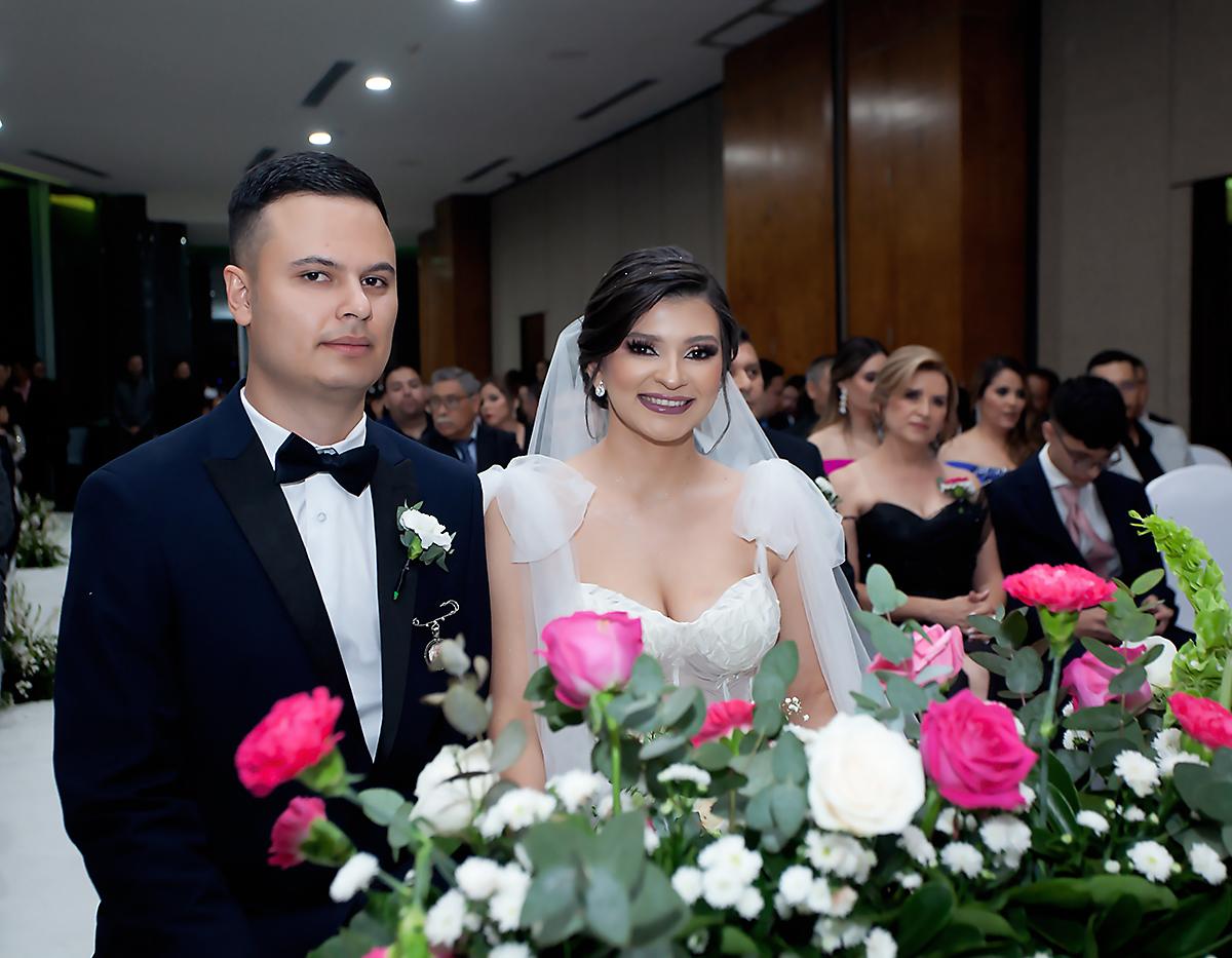 Diego Valenzuela y su prometida Cesia Maradiagaal momento de la ceremonia.