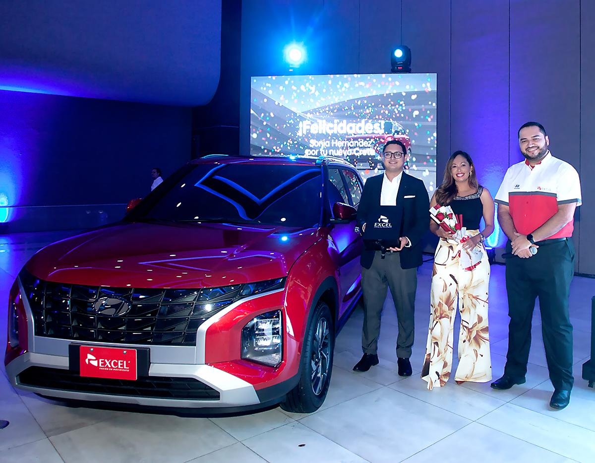 Martin Pineda, jefe de ventas Hyundai en Excel Automotriz, con Sarina Torres, dueña de la Creta 2024 en color rojo y Nelson Velásquez, ejecutivo de ventas.