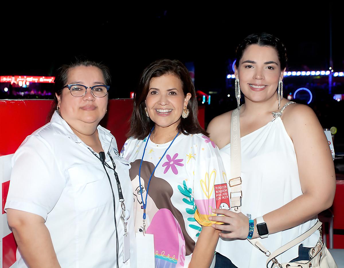 Giselle Padilla, Nubia Mendoza, presidenta de la Fundación Hondureña para el Niño con Cáncer y Sarah Zepeda, subgerentede mercadeo regional Bac.
