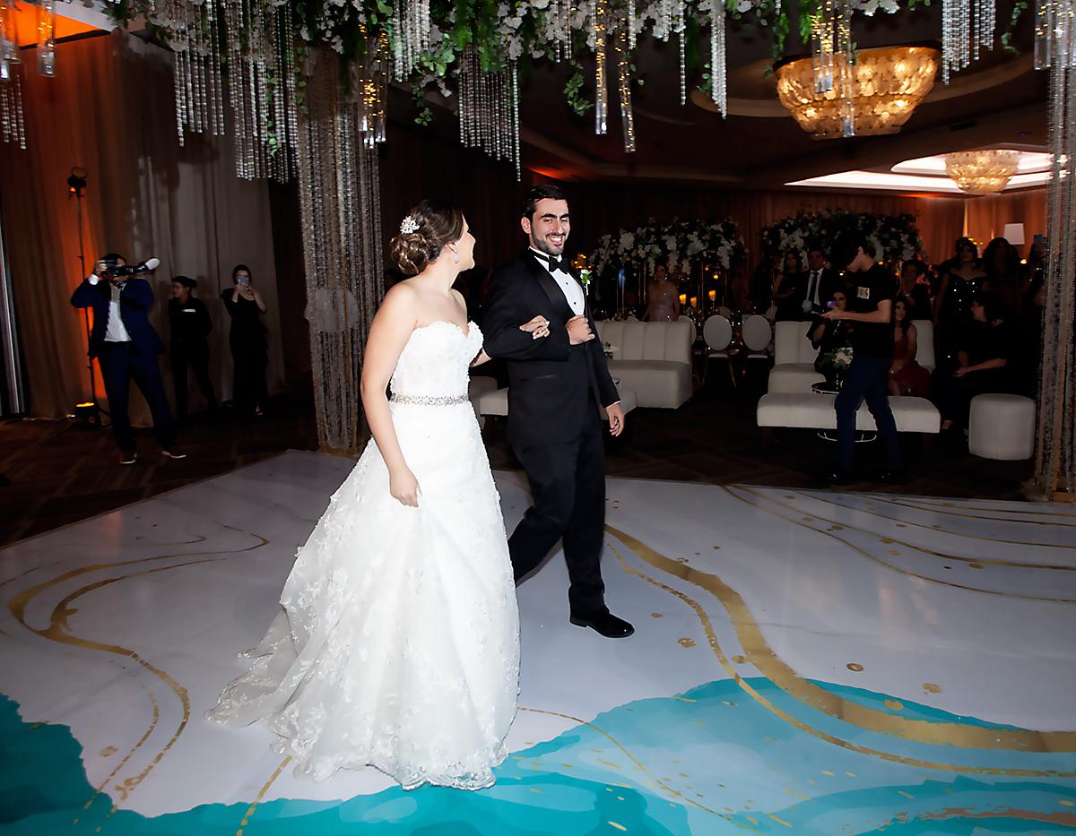Los recién casados ingresaron al salón Palestina entre aplausos y ovaciones, para realizar su primer baile como esposos