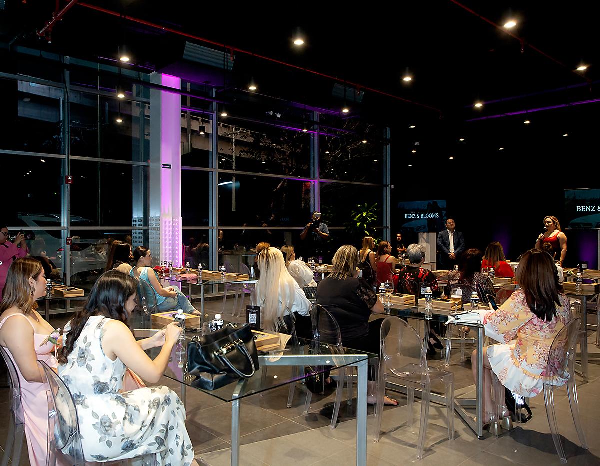 Un ambiente elegante y bien diseñado para el evento.