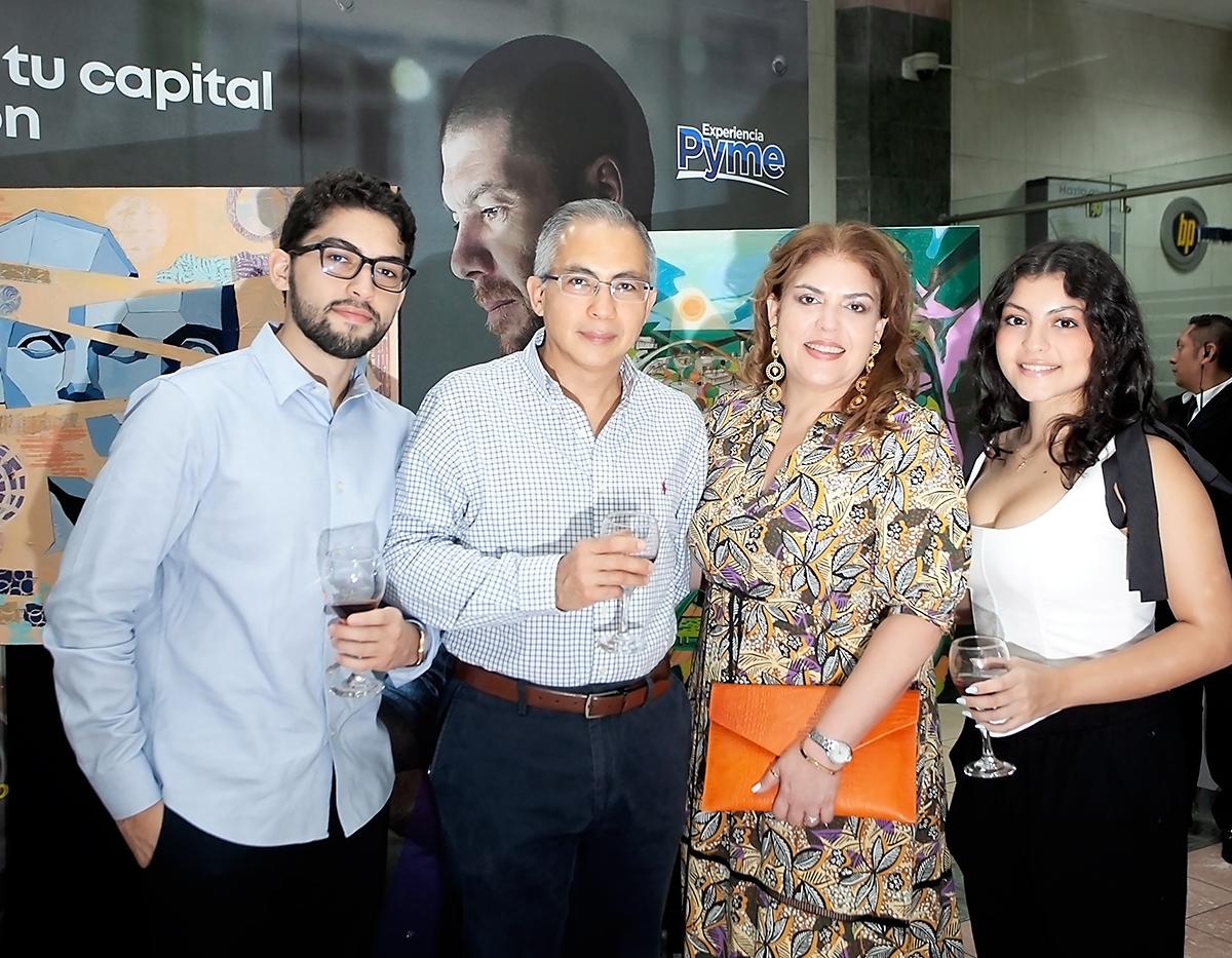 Carlos Andrés, Carlos, Blanca y Mariana Larios.