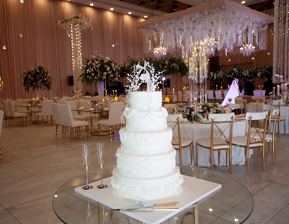 Signature Cakes Pastel clásico de boda ,trabajado en crema de mantequilla, con detalles europeos, torta dealmendra