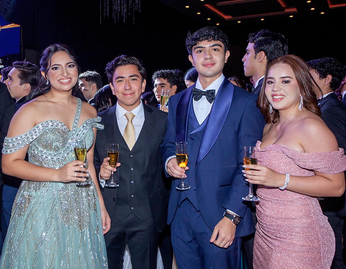 Los 43 graduados de la Escuela Bilingüe Santa María del Valle disfrutaron su última noche como compañeros en medio de los aplausos y ovaciones de sus invitados. Este evento marcó el cierre de una etapa inolvidable para los alumnos. Con una decoración especial, música, baile y momentos emotivos, la noche se convirtió en un recuerdo imborrable para todos los presentes. En la foto: Ariana Suazo, Joseph Cartagena, Alejandro Aldana y Alicia Savillón.