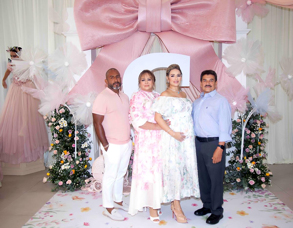 Sergio Cruz, Maribel Martínez, Karla Matamoros de Cruz y su padre José Orlando Matamoros