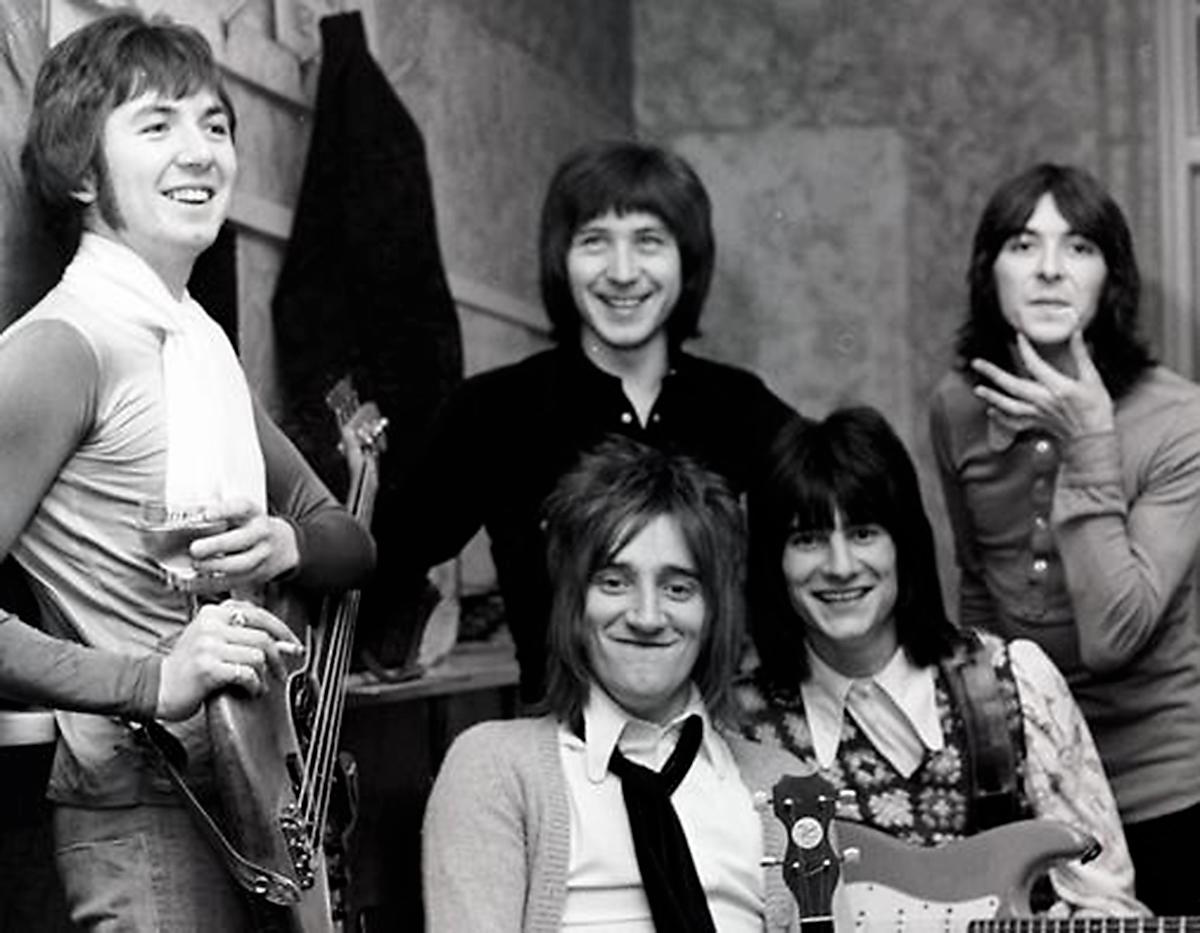 Cuando era vocalista de The Jeff Beck Group, su manager les consiguió una gira de seis semanas, pero cuando tocaron la primera vez, Stewart sufrió una leve crisis escénica y se escondió tras los amplificadores (sin dejar de cantar). Le dieron un brandy para tranquilizarle y acabó el concierto sin problemas.
