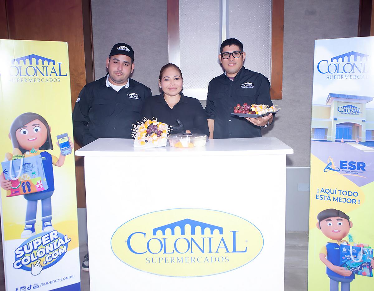 Representantes de Supermercados Colonial.
