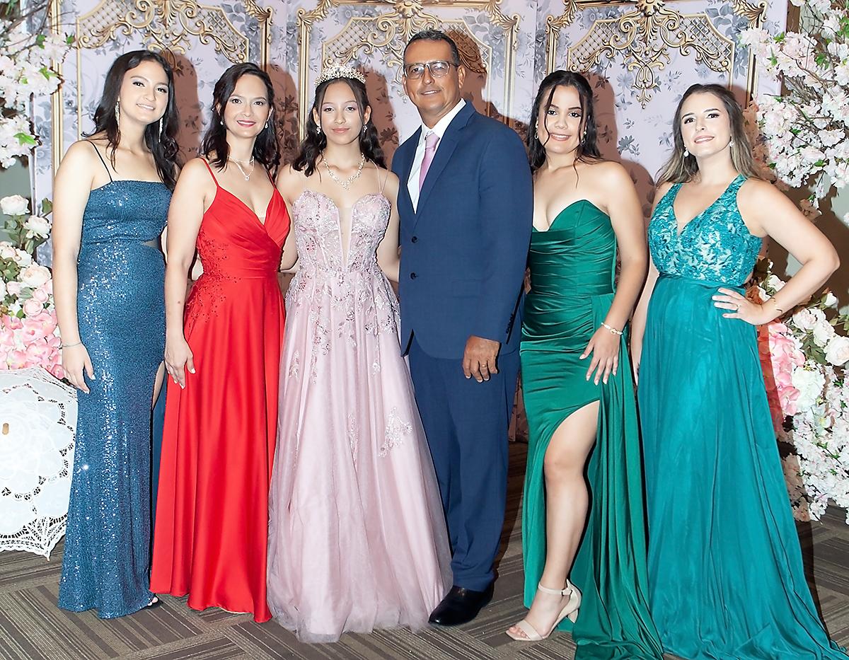 Joseline, Nelly, María José, José Luis, Kiara y Gabriela Galeas.