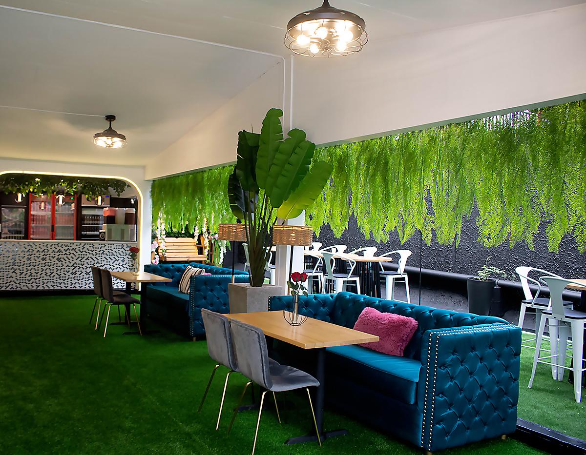 Salas modernas en ambiente adornado con follaje