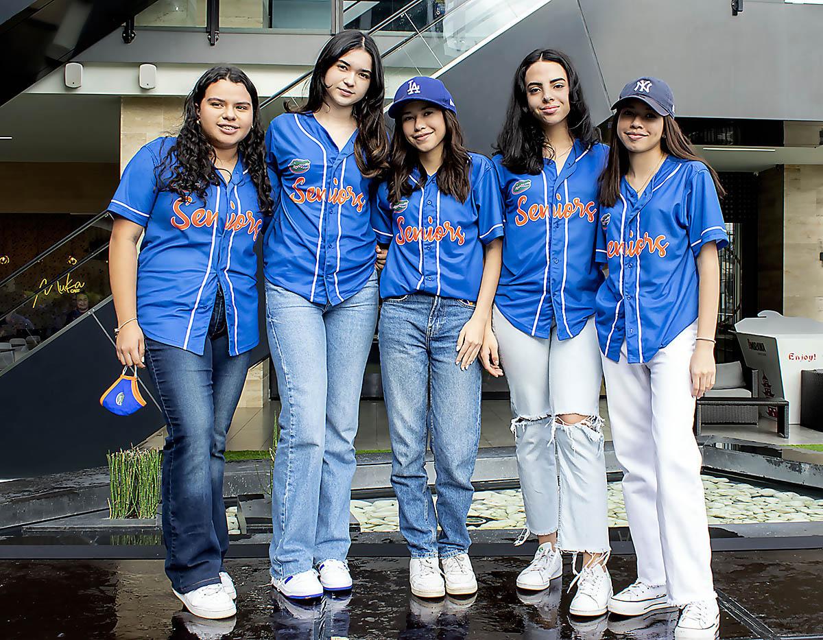 Valeria Obando, Alessandra Santos, Paola Castro, Victoria Castro y Natalia castro