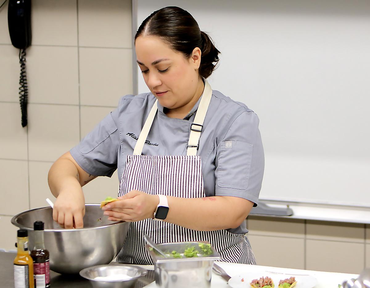 Alisson Pavón durante la clase que se realizó previo a la cena de gala organizada por la Embajada de Honduras en Francia y por la Asociación Monegasca Iberoamericana, AMI, fundada por un grupo de mujeres provenientes de diversos países iberoamericanos con el propósito fomentar los lazos entre el Principado de Mónaco y las naciones de América Latina 