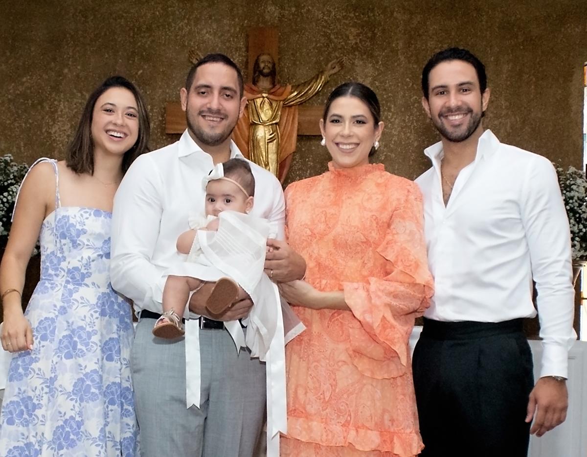 La pequeña Ivanna con sus padres; Marco y Michelle Suazo y sus padrinos; Isabella y Fernando Marsan 