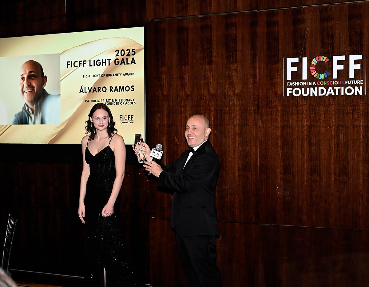 Álvaro Ramos, sacerdote y misionero, recibió el FICFF Light of Humanity Award por su labor en la Asociación ACOES Honduras, organización sin fines de lucro que ha construido más de 40 escuelas gratuitas y ha empoderado a más de 12 mil jóvenes 