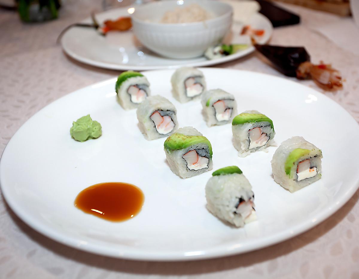 Cardenal Roll a base de camarón hervido, arroz, aguacate, queso philadelphia