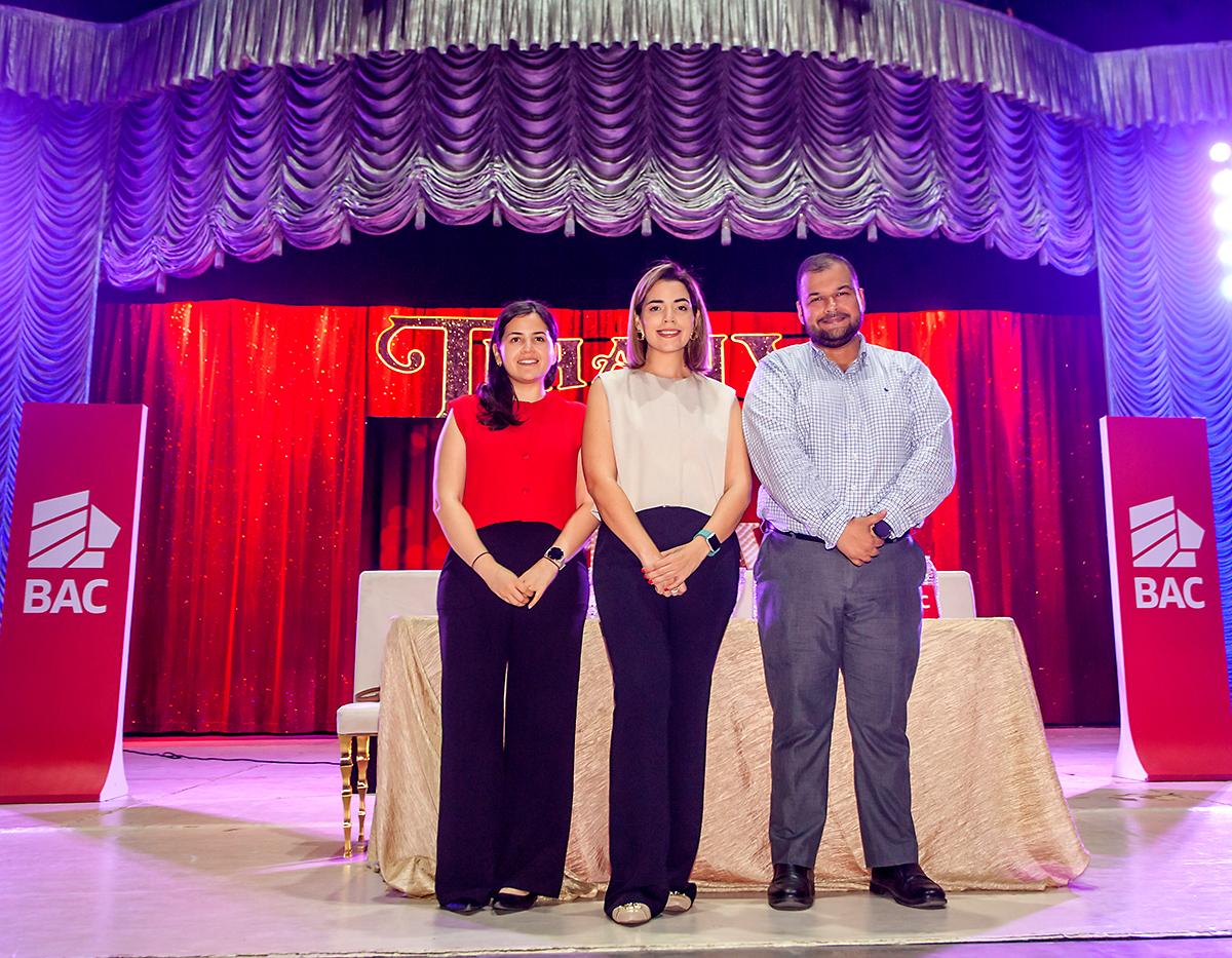 Sara Zepeda, Marcela Durán y Gustavo Chávez. 