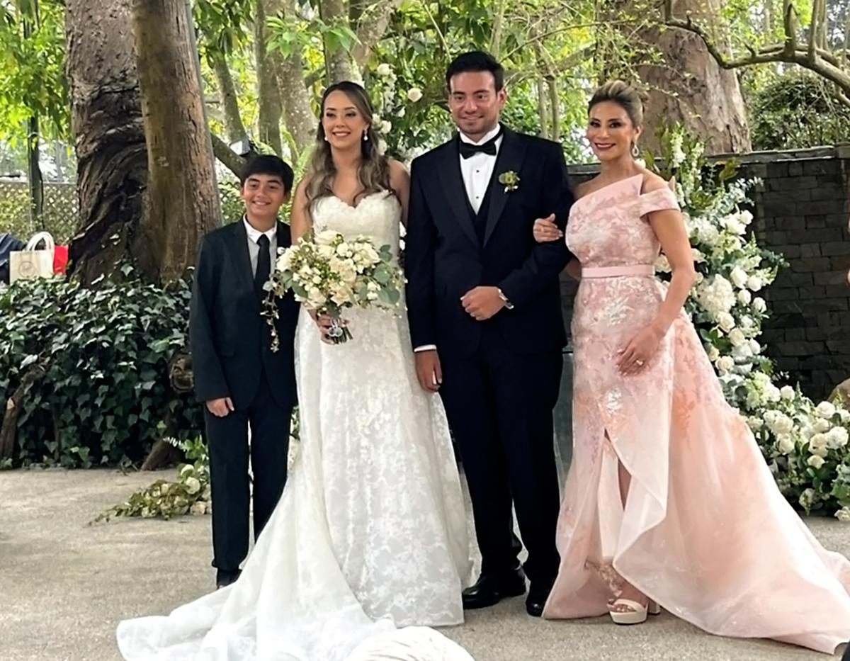 Los recién casados en compañía de Dulce María Mejía.