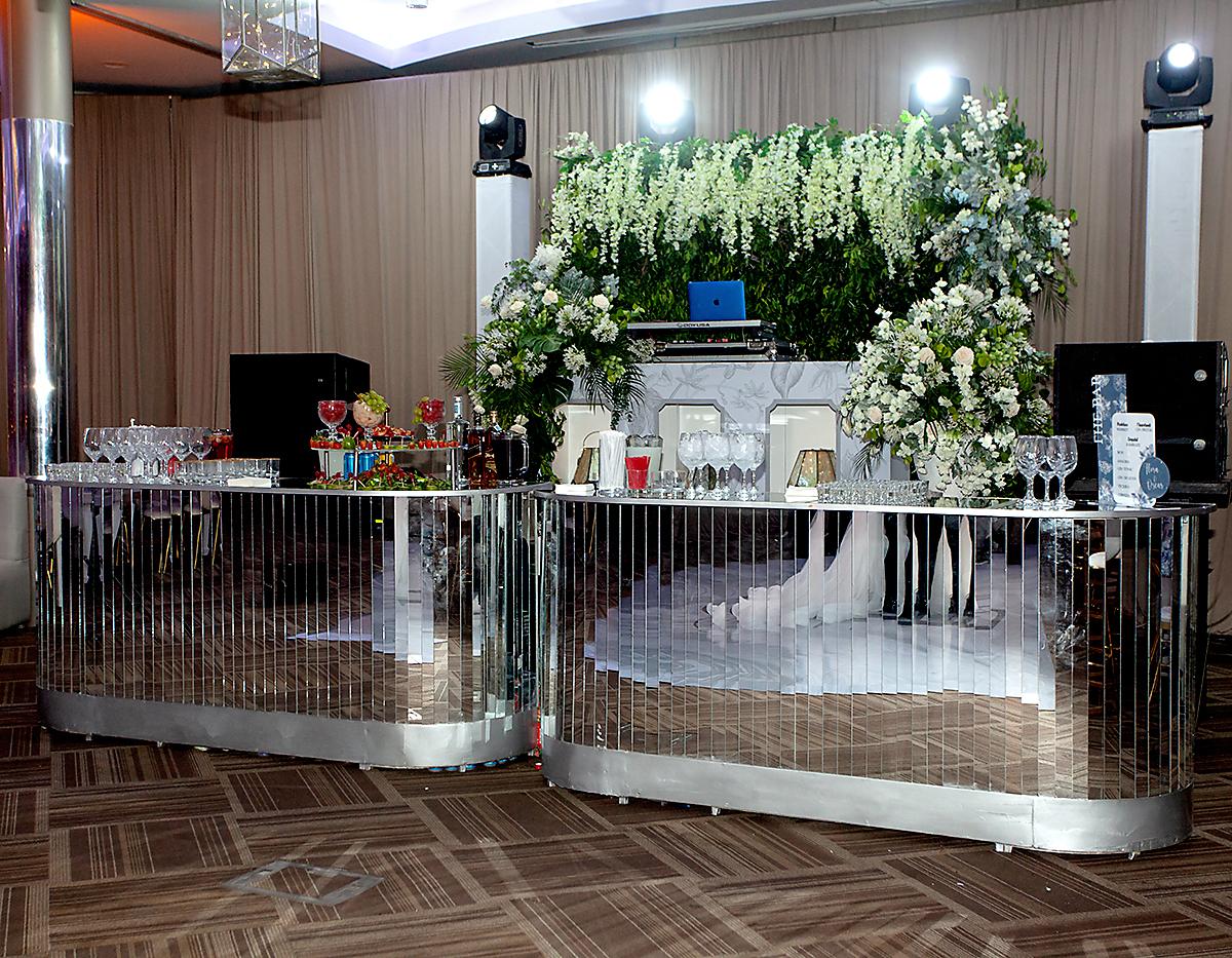 Bar con diferentes bebidas a gusto de los invitados.