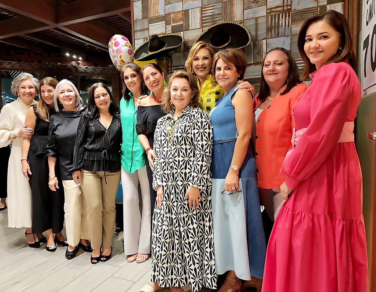 Isabel Chahin, Ana de Saybe, Norma Darcy, Ninfa Nasser, Maribel Andonie, Mavis Bueso, Zobeida Saybe, Martha Calderon, Gachi Larach, Lucena Kawas y Ana de Andonie.
