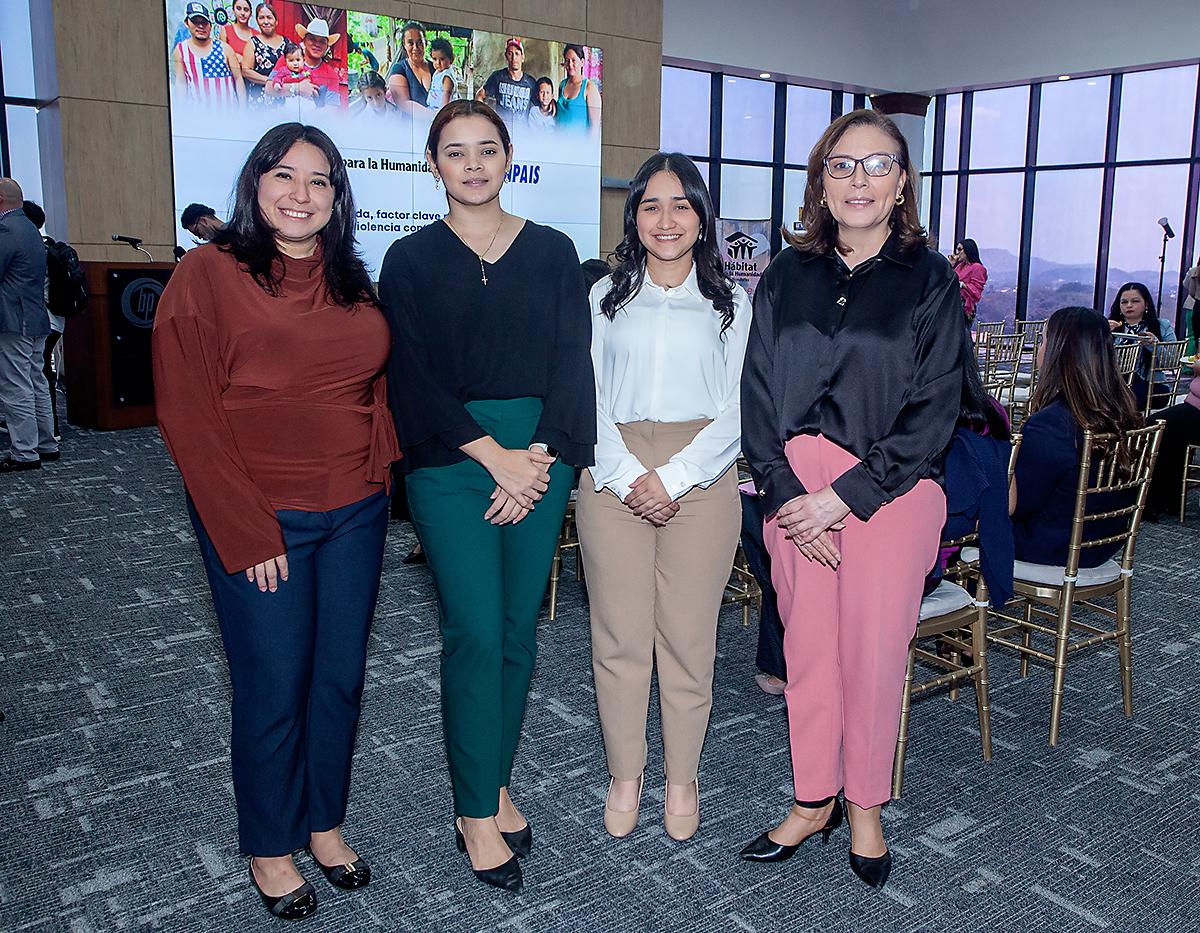 Lorena Milla, Grecia Dubón, Jenny Paz y Nidia Manzanares, gerente corporativa de mercadeo y comunicaciones Banpais.